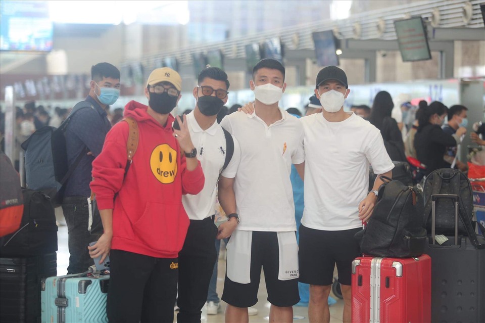 Huấn luyện viên Park Hang-seo và các cầu thủ tuyển Việt Nam tập trung tại sân bay Nội Bài để di chuyển vào Bà Rịa - Vũng Tàu. Ảnh: V.P