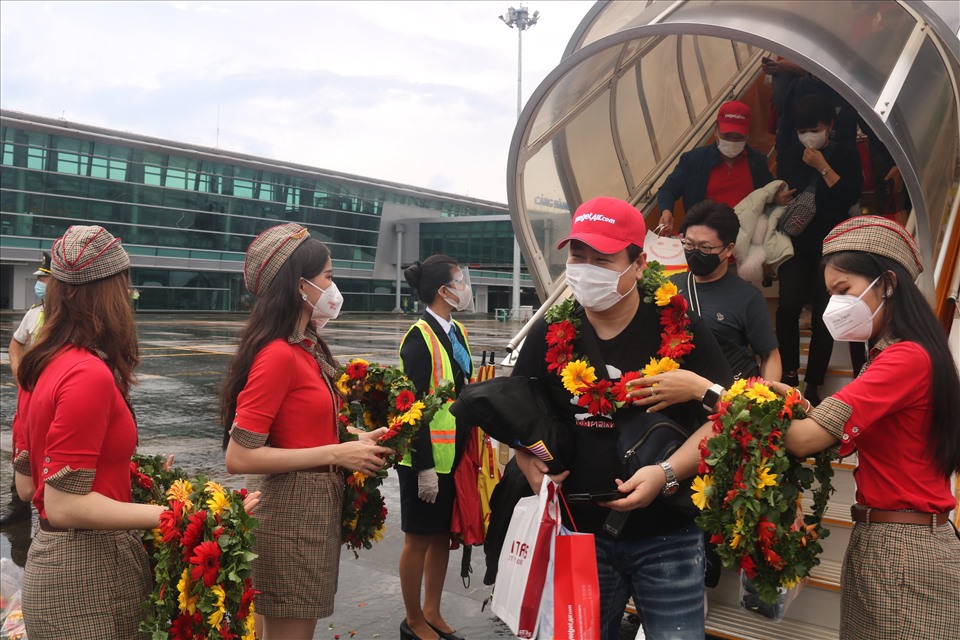 Ngày 20.11, chuyến bay đầu tiên đưa 200 du khách quốc tế từ Hàn Quốc hạ cánh xuống Cảng Hàng không quốc tế Phú Quốc. Ảnh: Hoàng Dung