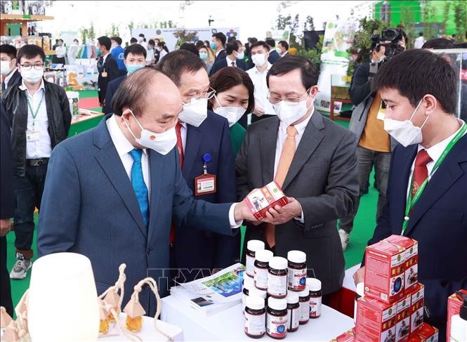 Chủ tịch nước Nguyễn Xuân Phúc thăm gian hàng trưng bày sản phẩm tại Học viện Nông nghiệp Việt Nam.