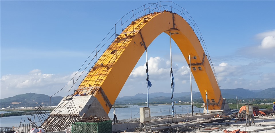 Công trình cầu Cửa Lục 1 sẽ được hoàn thành vào cuối năm 2021. Ảnh: Nguyễn Hùng