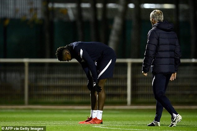 Pogba gặp chấn thương đùi khi cố thực hiện một quả phạt. Ảnh: AFP.