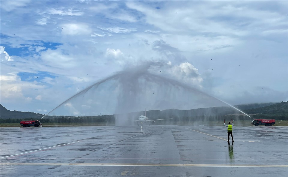 Ngày 20.11, chuyến bay của Hãng Hàng không VietjetAir đưa hơn 200 du khách đến từ Hàn Quốc đã hạ cánh xuống Sân bay quốc tế Phú Quốc. Đây là đoàn khách du lịch quốc tế đầu tiên đến Phú Quốc trong giai đoạn bình thường mới sau gần 2 năm “đóng băng” do dịch COVID-19.