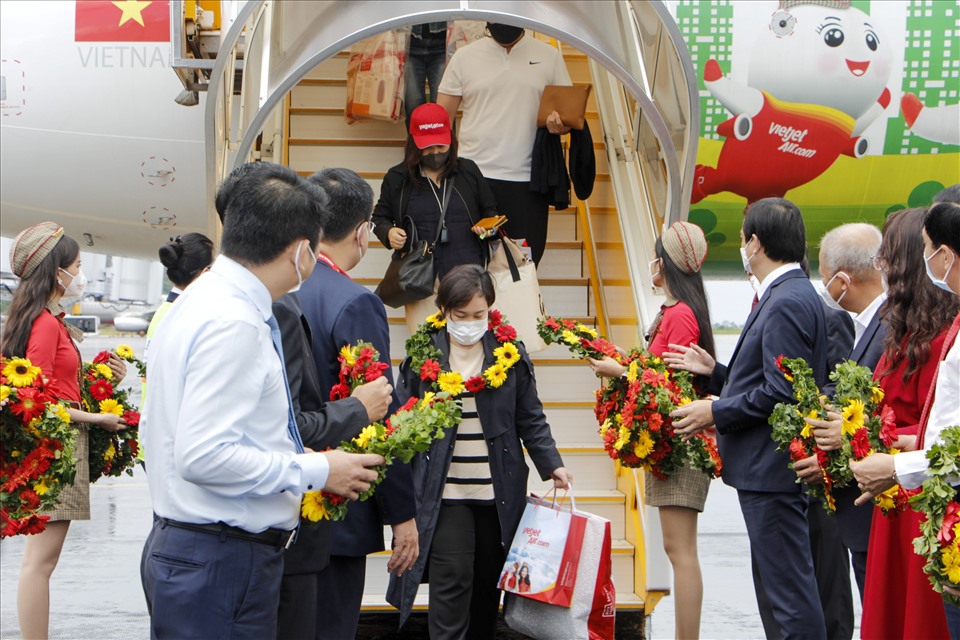 Đại diện lãnh đạo Tổng Cục Du lịch, tỉnh Kiên Giang và thành phố Phú Quốc đã đích thân đón chào những du khách quốc tế đầu tiên đến với “Đảo Ngọc“.