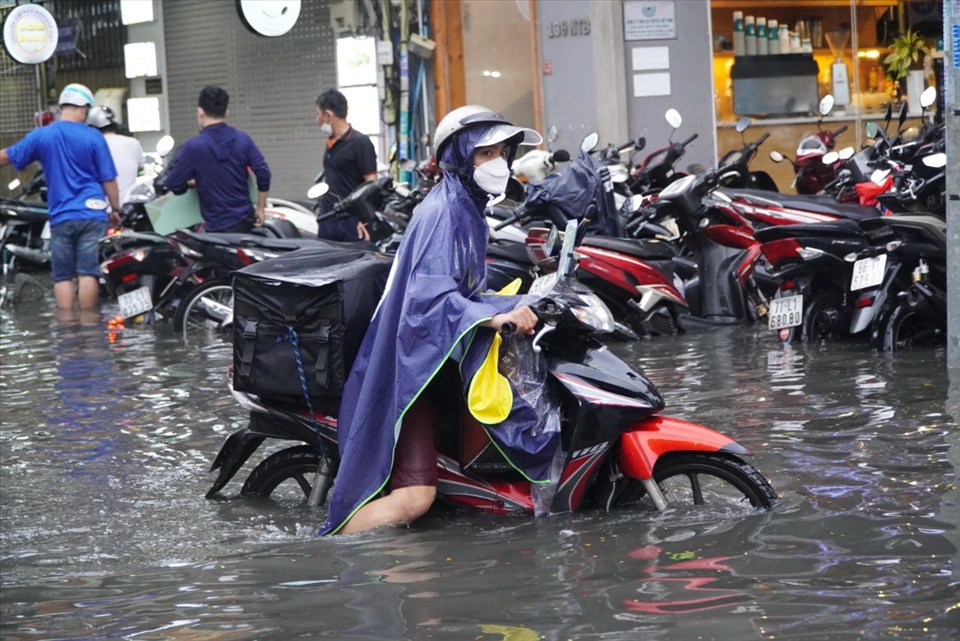 Điểm ngập nặng nhất của khu vực này nằm tại giao lộ Nguyễn Thái Bình - Calmette, nước ngập gần hết bánh xe máy.