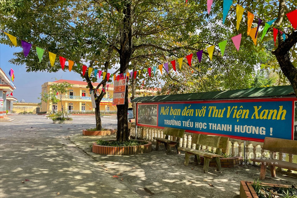 Ngày 20.11, trường TH xã Thanh Hương, huyện Thanh Liêm, tỉnh Hà Nam đã tiến hành phun xịt khử khuẩn, lau dọn bàn ghế, chuẩn bị đón học sinh quay trở lại vào ngày 22.11 tới.