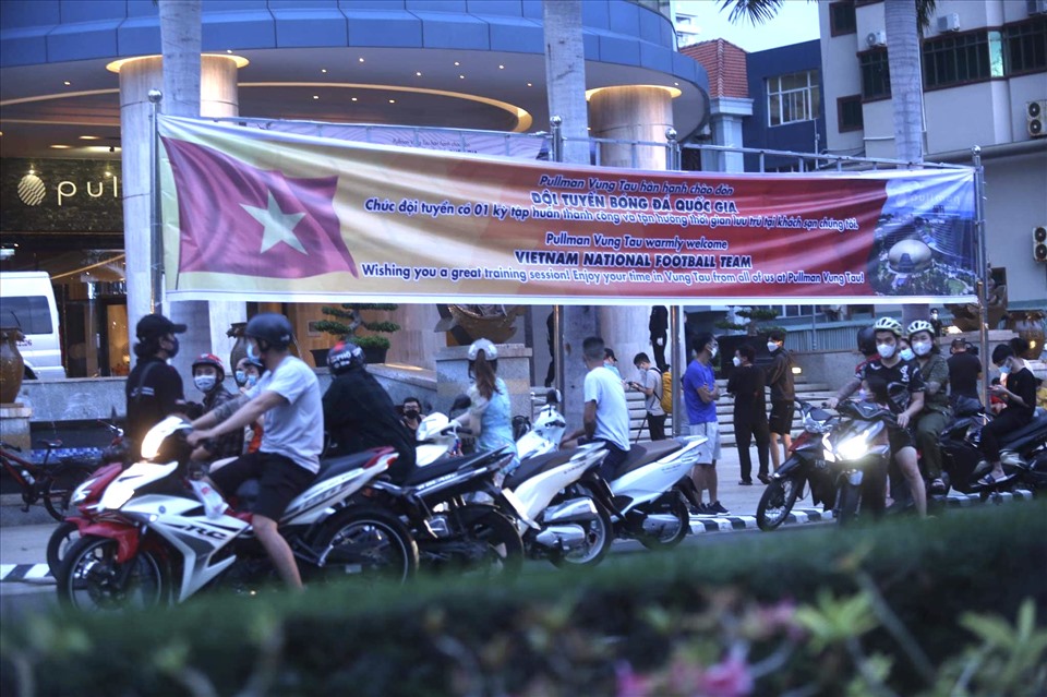 Banner chào đón tuyển Việt Nam được trao ở sảnh khách sạn