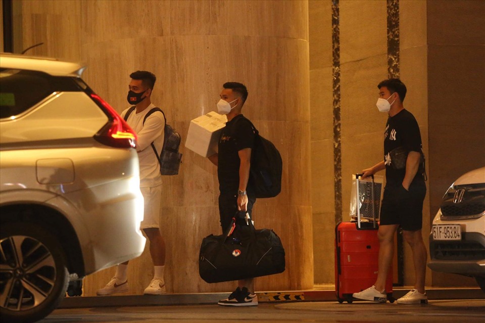 Nhóm cầu thủ di chuyển từ Nghệ An như Quế Ngọc Hải, Nguyên Mạnh, Xuân Mạnh cũng kịp có mặt ở khách sạn