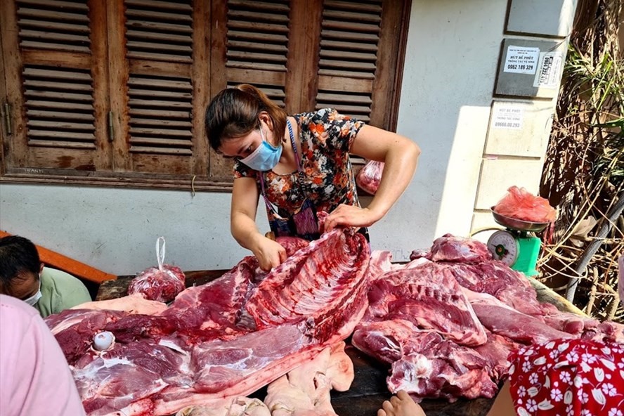 Chị Nguyễn Thị Nhung thông tin, giá lợn hơi giảm mạnh kéo giá thịt lợn xuống thấp nhưng sức mua vẫn chậm. Ảnh: Vũ Long