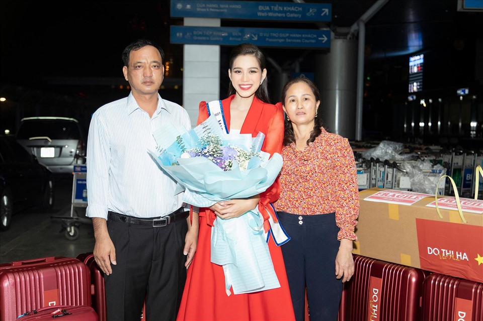 Trước ngày lên đường đi thi, bố mẹ của Đỗ Thị Hà đã bay vào TP.HCM để động viên và tiếp thêm động lực cho con gái. Đồng thời, cả hai cũng xuất hiện tại sân bay để tiễn Hoa hậu Việt Nam 2020 đến Puerto Rico.