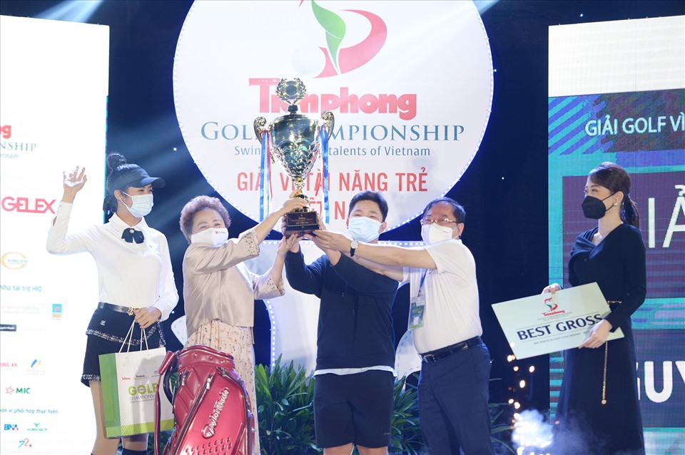 Golfer 14 tuổi Nguyễn Anh Minh nhận cúp vô địch. Ảnh: Như Ý