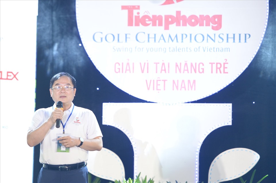 Nhà báo Lê Xuân Sơn phát biểu tại gala. Ảnh: Như Ý