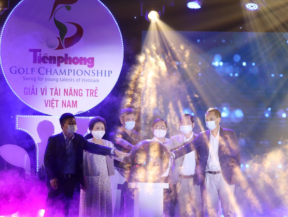 Ban tổ chức thực hiện nghi thức kỷ niệm 5 năm Tiền Phong Golf Championship. Ảnh: Như Ý