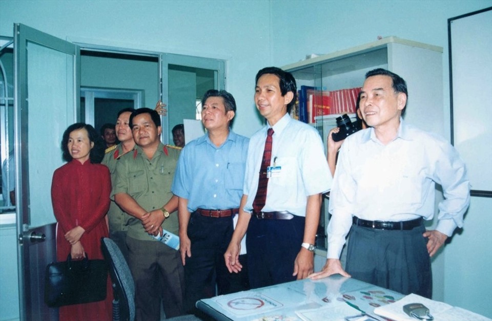 Thủ tướng Chính phủ Phan Văn Khải (bìa phải) thăm nhà trường vào năm 1999. Ảnh: EVNSPC cung cấp