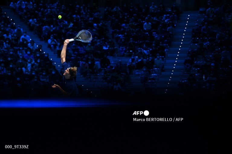 Một trận đấu mà cả Zverev và Djokovic vợt đều giao bóng rất tốt. Ảnh: AFP