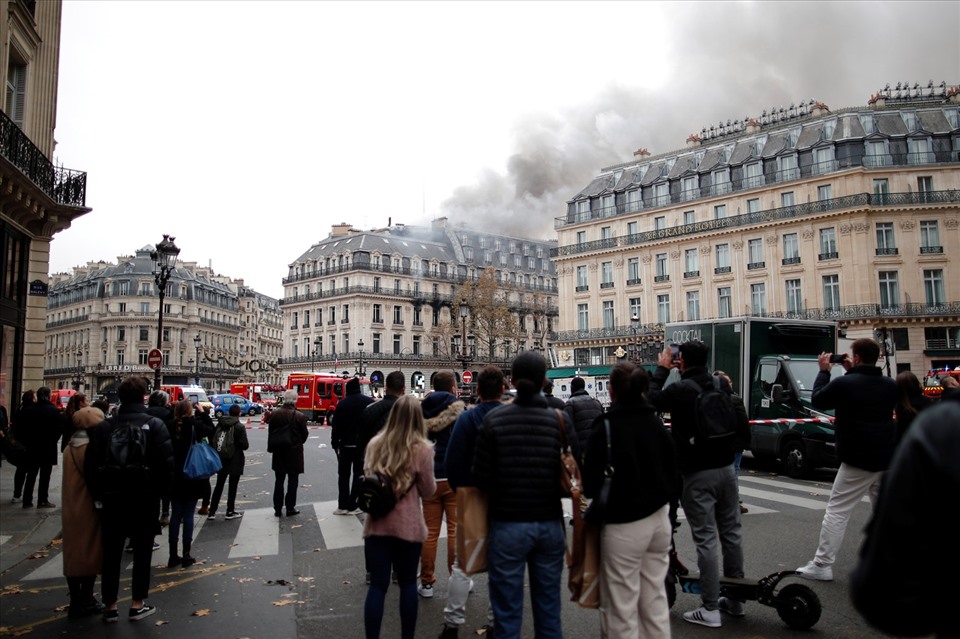Khói bốc lên nghi ngút gần nhà hát opera nổi tiếng . Ảnh: Cảnh sát cứu hoả Paris