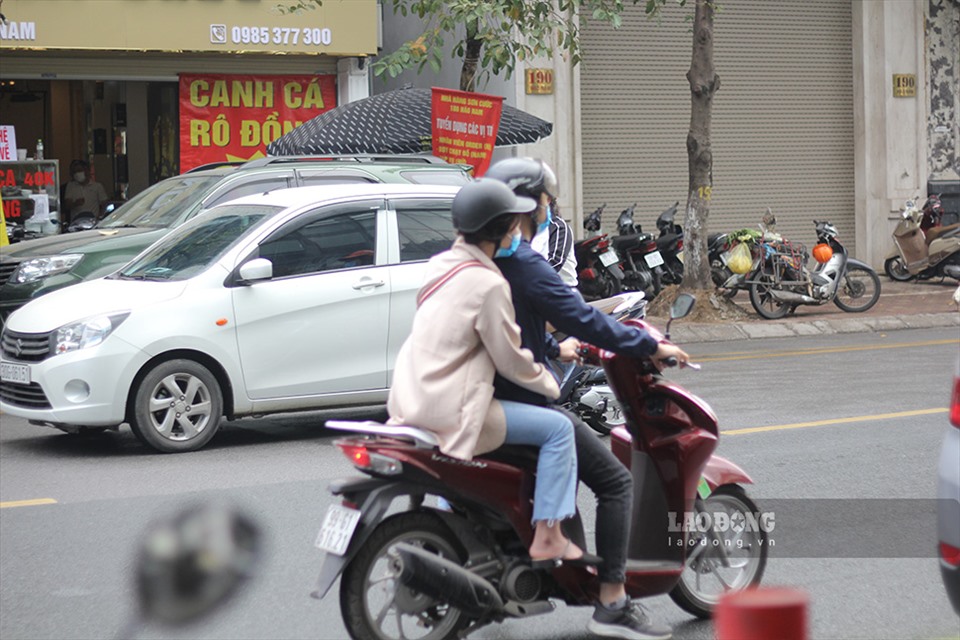 Tuy nhiên, một số trường hợp khác tới khu vực cuối ga Cát Linh thì nơi gửi xe đã kín chỗ, phải di chuyển xuống địa điểm khác cách đó khoảng 300m ở ngõ 168 phố Hào Nam.