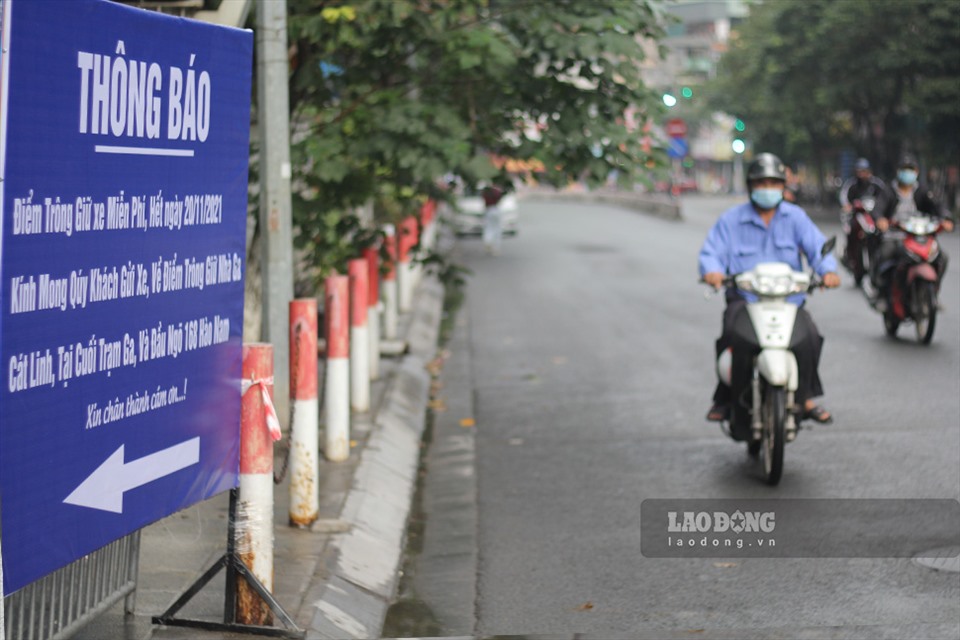 Nhiều hành khách đi tới ga Cát Linh thì nhận được thông báo về việc chuyển địa điểm trông giữ xe. Việc trông giữ xe cũng được thu phí theo quy định.