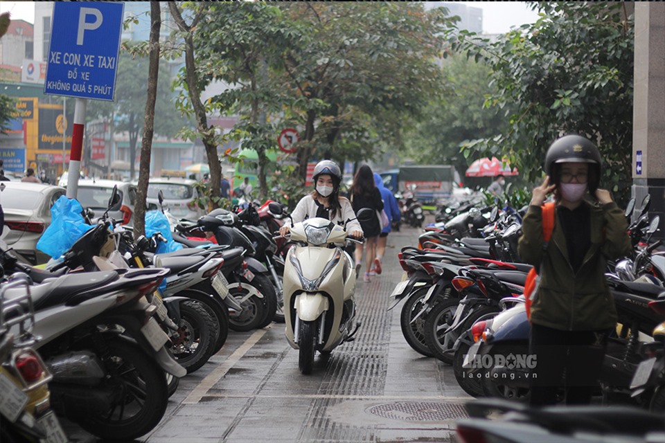 Theo ghi nhận, tại khu vực gửi xe cuối ga Cát Linh có hàng trăm chiếc xe được trông giữ. Chỉ trong buổi sáng, 2 hàng xe đã kín chỗ để.