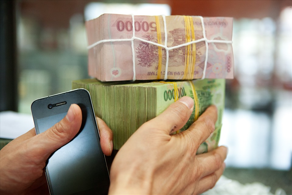 Số dư tiền gửi tiết kiệm của người dân tại ngân hàng hiện nhiều hơn số dư tiền gửi của các tổ chức kinh tế. Ảnh: Hải Nguyễn
