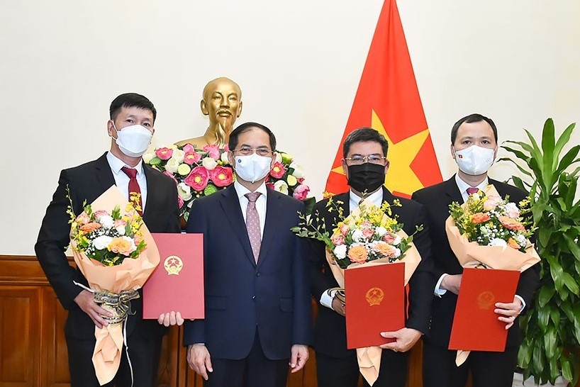 Bộ trưởng Bộ Ngoại giao Bùi Thanh Sơn trao quyết định và chúc mừng các cán bộ được bổ nhiệm giữ chức vụ mới. Ảnh BNG