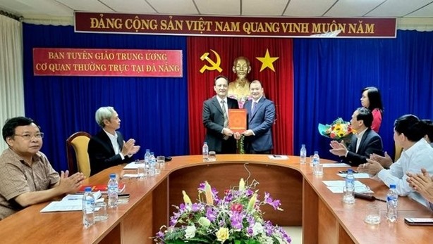 Ông Lê Hải Bình trao quyết định và chúc mừng ông Nguyễn Thế Hòa. Ảnh BTG