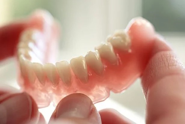 Răng giả:  Răng giả không khác nhiều so với răng tự nhiên và cần được làm sạch thường xuyên. Vệ sinh răng giả mỗi ngày để tránh chứng hôi miệng và các vấn đề sức khỏe khác. Răng giả nên được vệ sinh giống như đánh răng — và đừng bỏ qua các mô mềm trong miệng, chẳng hạn như lưỡi và vòm miệng của bạn.