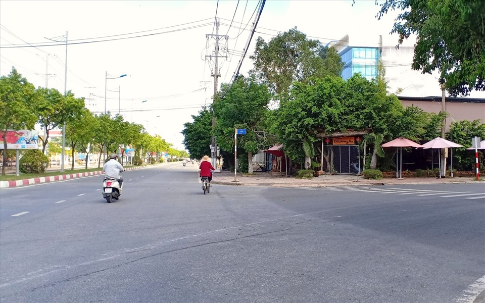 Đường phố tỉnh Bạc Liêu vắng lạ thường sau quy định siết chặt ra đường của tỉnh. Ảnh: Nhật Hồ