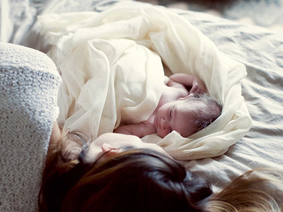 Các bậc phụ huynh hãy quan sát trẻ để điều chỉnh tư thế ngủ của con. Ảnh: Xinhua