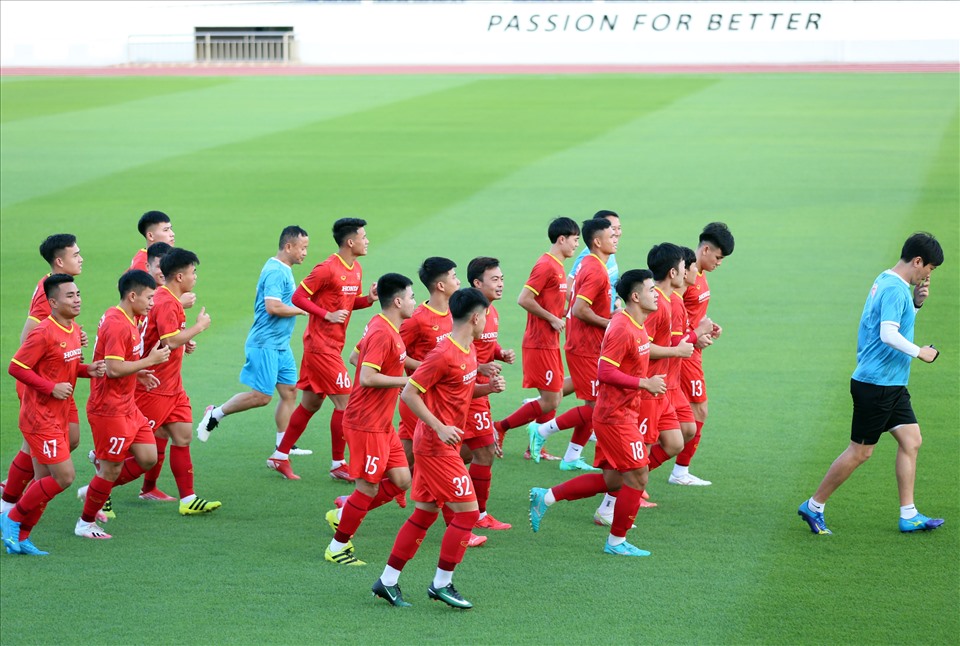 Trong buổi tập đầu tiên, chiến lược gia người Hàn Quốc đã chia đội hình tuyển Việt Nam thành 2 nhóm nhỏ. Theo đó, nhóm cầu thủ đá chính ở trận Saudi Arabia tập riêng với các động tác chạy nhẹ, thả lỏng, căng cơ,... Nhóm còn lại khởi động phía sau cầu môn rồi chơi trò chơi “đá bóng ma” để rèn luyện phản xạ và tư duy. Anhr: VFF