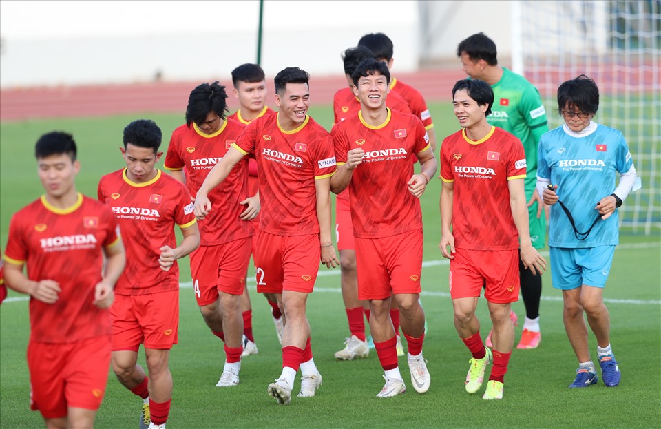 Các cầu thủ tuyển Việt Nam tỏ ra rất hào hứng và phấn khởi trong ngày rèn quân đầu tiên trên sân bà Rịa - Vũng Tàu. Buổi tập diễn ra trong không khí vui vẻ và nhiều tiếng cười. Ảnh: VFF