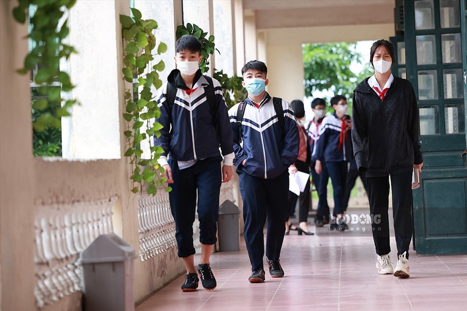 Theo ghi nhận của phóng viên Báo Lao Động tại Trường THCS Cổ Loa (Đông Anh, Hà Nội), các em học sinh khối 9 có mặt tại trường từ rất sớm, hứng khởi trước hành trình mới - học trực tiếp tại trường cùng thầy cô và bạn bè.