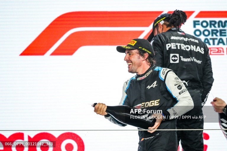 Lần đầu tiên sau 7 năm, Fernando Alonso được lên podium nhận giải. Ảnh: AFP