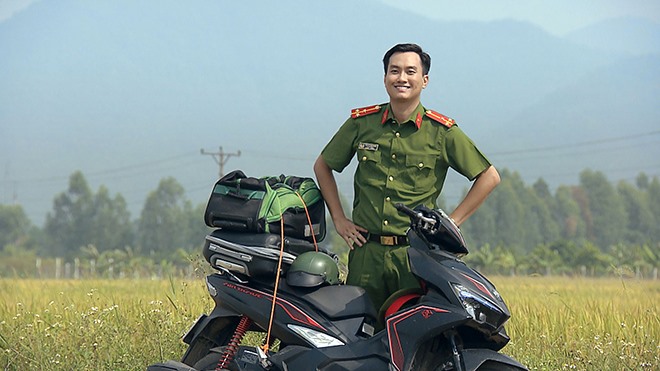 Anh Tuấn đóng vai Nam - Trưởng công an xã Tân Xuân trong “Phố trong làng“. Ảnh: VFC