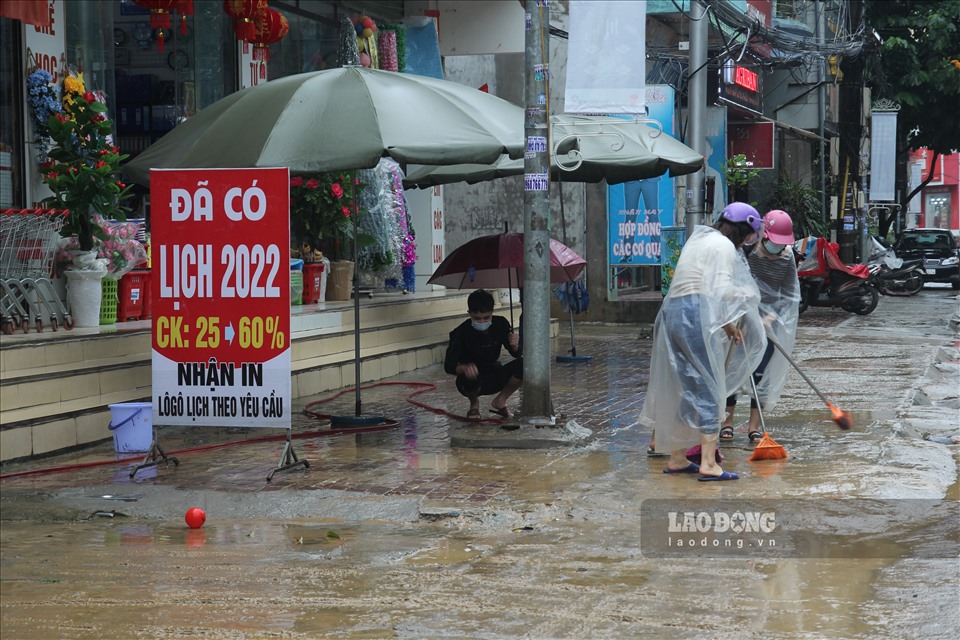 Theo báo cáo của Ban chỉ huy phòng chống thiên tai tỉnh Yên Bái, trận mưa đêm 21 rạng sáng 22.11 khiến 11 ngôi nhà bị ngập lụt. Đồng thời cảnh báo người dân nâng cao ý thức cảnh giác và đề phòng những diễn biến phức tạp của mưa lũ.