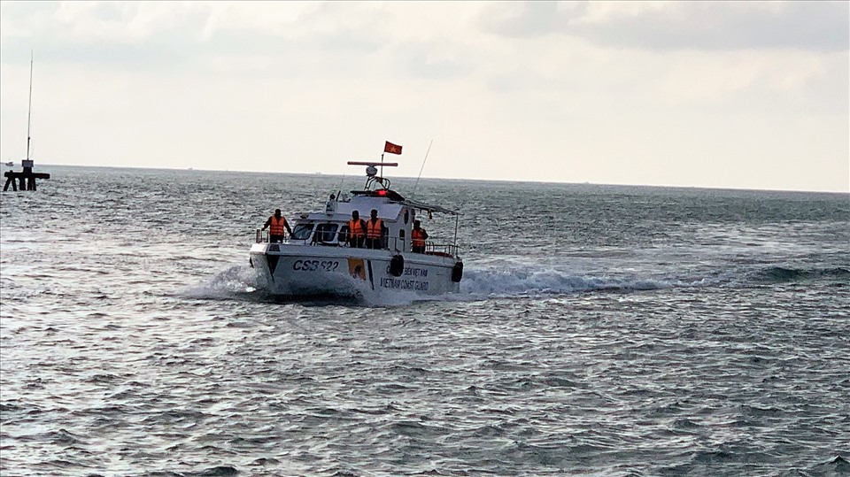 Xuồng CSB 622 đã tiếp cận và đưa ngư dân vào đảo Phú Quốc cấp cứu kịp thời. Ảnh: Hoàng Dung