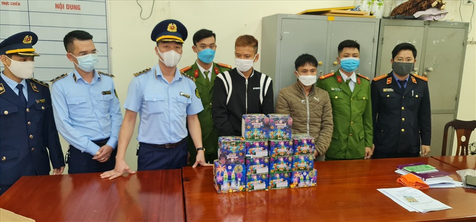 Lực lượng Quản lý thị trường Nghệ An thu giữ tang vật pháo lậu. Ảnh: QLTT