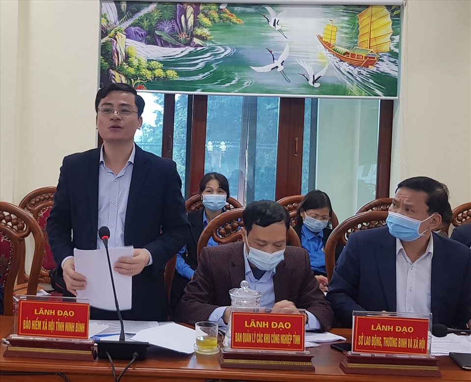 Đại diện lãnh đạo BHXH tỉnh Ninh Bình trả lời những kiến nghị, đề xuất của cán bộ công đoàn liên quan đến vấn đề về BHXH của NLĐ. Ảnh: NT