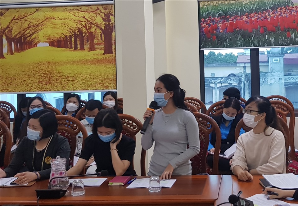 Cán bộ công đoàn đại diện cho NLĐ nêu những kiến nghị, đề xuất đối với lãnh đạo LĐLĐ tỉnh Ninh Bình và các đơn vị liên quan. Ảnh: NT