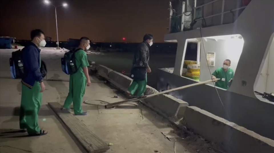 Đoàn y, bác sĩ của bệnh viện đa khoa An Phước lên tàu tại cảng vận tải Phan Thiết. Ảnh: Phúc An