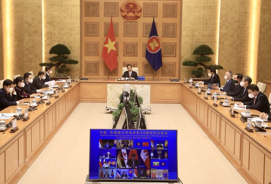 Thủ tướng Phạm Minh Chính dự Hội nghị cấp cao đặc biệt kỷ niệm 30 năm quan hệ ASEAN-Trung Quốc theo hình thức trực tuyến. Ảnh: TTXVN