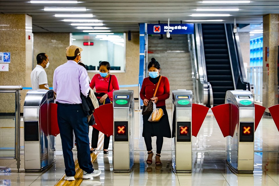 Hành khách mua vé và qua cửa kiểm soát tại ga Cát Linh.