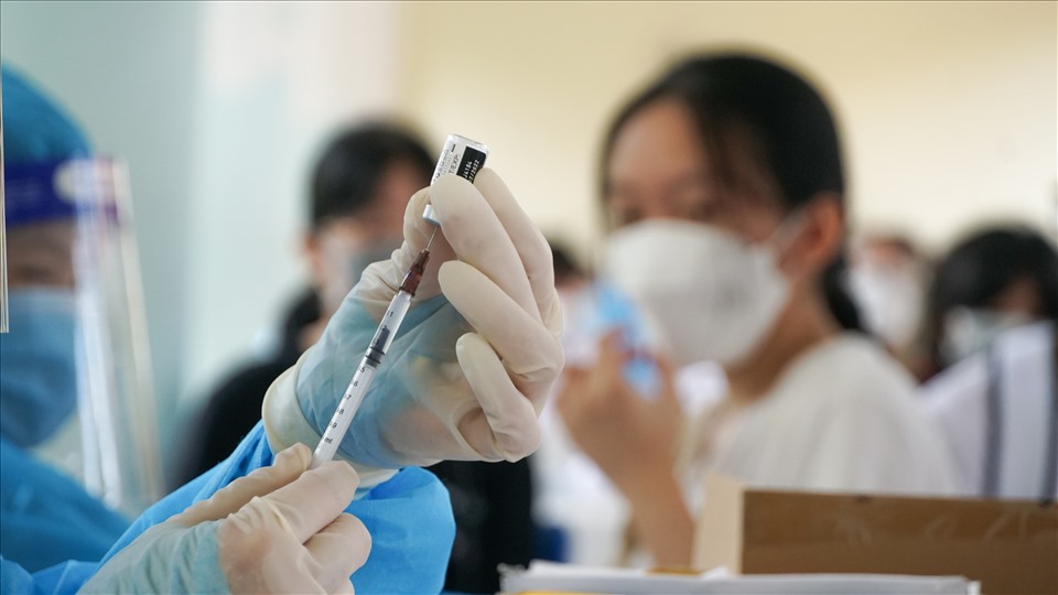 Sáng nay 22.11, thành phố Cần Thơ triển khai tiêm vaccine phòng COVID-19 cho gần 113.000 đối tượng là học sinh các trường trong độ tuổi từ đủ 12- 17 tuổi trên địa bàn.