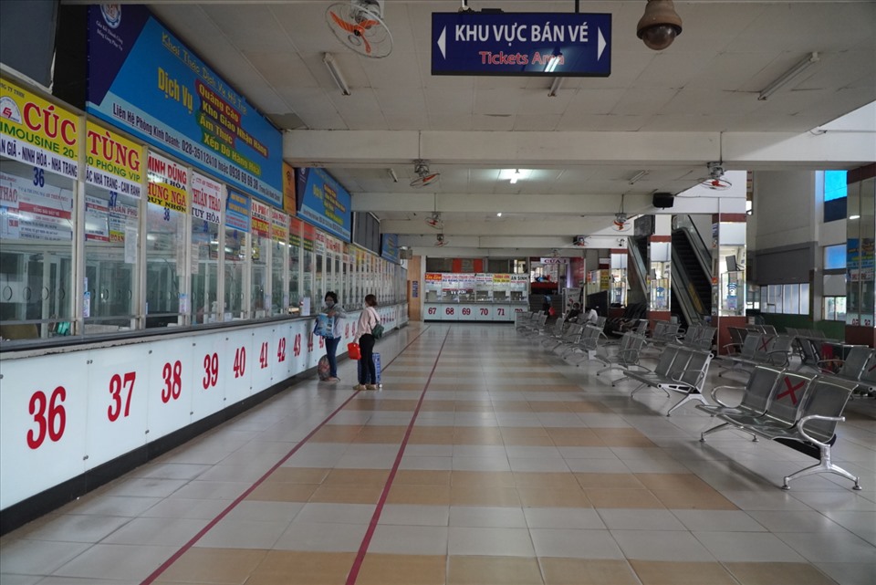 Ghi nhận của Lao Động trong ngày 22.11, tính đến nay bến xe đã mở cửa hoạt động được hơn 1 tháng nhưng vẫn đang trong tình trạng vắng vẻ, đìu hưu. Các khu vực trong bến đều có ít người qua lại.
