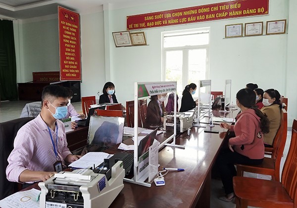 Chi nhánh NHCSXH tỉnh Lâm Đồng giải ngân nguồn vốn kịp thời đến các đối tượng thụ hưởng ngay tại Điểm giao dịch xã.