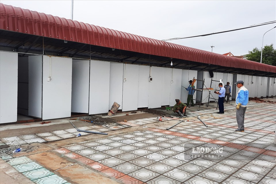 Ghi nhận của Lao Động ngày 22.11 tại trường THCS xã Tiền Yên, các công nhân đang khẩn trương hoàn thiện các hạng mục để đưa cơ sở thu dung F0 này đi vào hoạt động đúng thời điểm dự kiến.