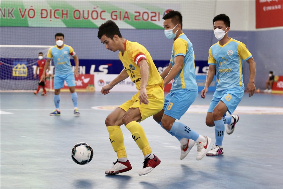 Việc bị hoãn 2 trận liên tục khiến Sahako bị tụt lại trong cuộc đua vô địch. Đội bóng cua·huấn luyện viên  Nguyễn Tuấn Anh đang có 26 điểm sau 10 trận.