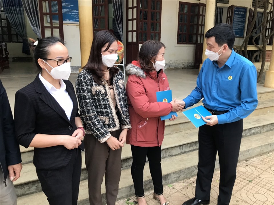 Chủ tịch LĐLĐ tỉnh Nghệ An Kha Văn Tám tặng quà động viên hai cô giáo Hà Thị Kim và Hà Thị Dung. Ảnh: TĐ