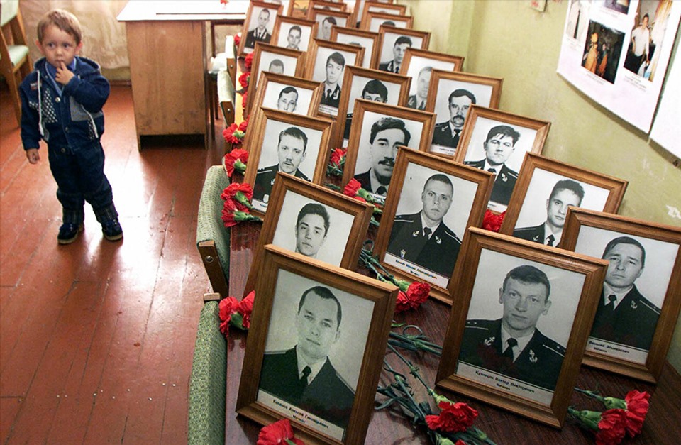 Chân dung của các liệt sĩ - thành viên thủy thủ đoàn của tàu ngầm hạt nhân Kursk. Ảnh: AFP