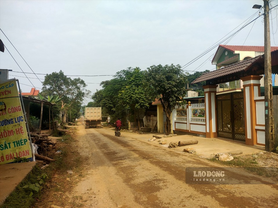 Theo ghi nhận của Lao Động, thời gian gần đây rất nhiều nơi trên địa bàn tỉnh Thanh Hóa đang xuất hiện tình trạng xe hạng nặng chở đất hoạt động mạnh, nhiều tuyến đường tỉnh lộ bị xuống cấp nghiêm trọng. (Ảnh trên tuyến tỉnh lộ 523 đoạn qua huyện Hà Trung).