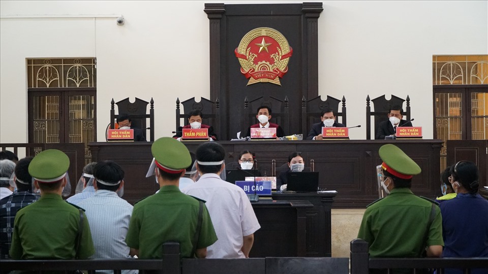 Toàn cảnh phiên tòa xét xử cựu chủ tịch và PCT TP.Trà Vinh ngày 19.11. Ảnh: Tạ Quang.